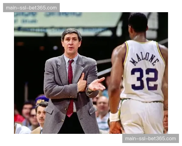 致敬传奇，南特主场赛前为已故前主帅马克斯·伊德举行默哀仪式