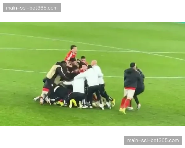 全场结束：本菲卡1-1战平多特蒙德，凭借客场进球优势惊险晋级