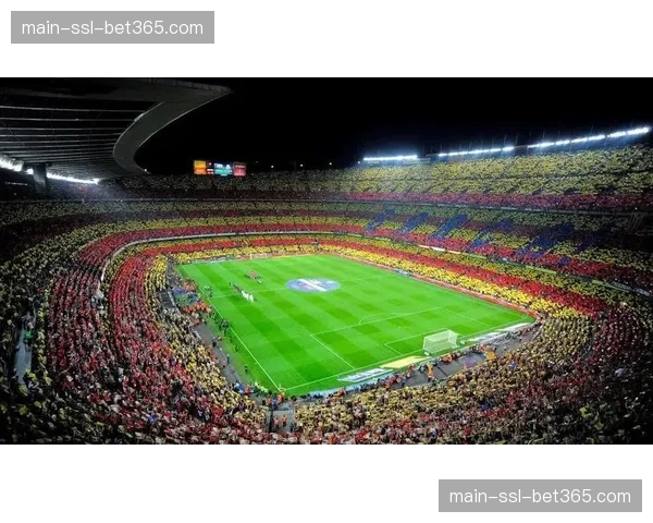 现场通讯:巴萨主场球迷展示巨型TIFO,致敬已故传奇梅西 现场通讯:巴萨主场球迷展示巨型TIFO,致敬已故传奇梅西