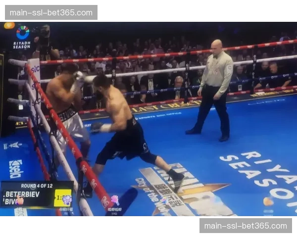 贝特比耶夫与比沃尔二番战称重仪式，两人均顺利通过